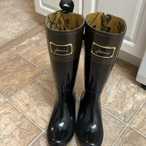 Joules rain boots ☔️ Size 8. Black ribbon bows in the back.